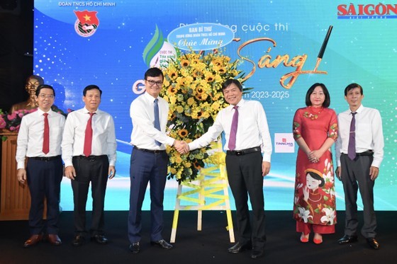Journalist Tang Huu Phong shakes hands with First Secretary of the Central Committee of the Ho Chi Minh Communist Youth Union Bui Quang Huy (Photo: SGGP)