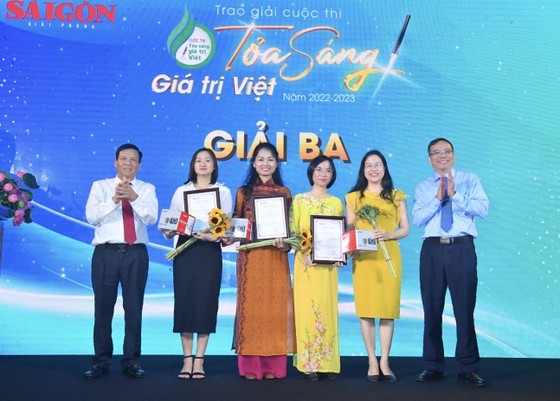 Winning authors at the ceremony (Photo: SGGP)