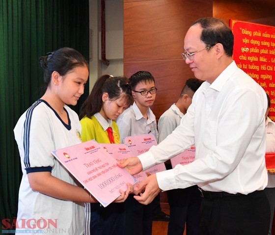 Deputy Secretary of the Ho Chi Minh City Party Committee Nguyen Ho Hai gives scholarships to poverty-stricken students (Photo: SGGP)