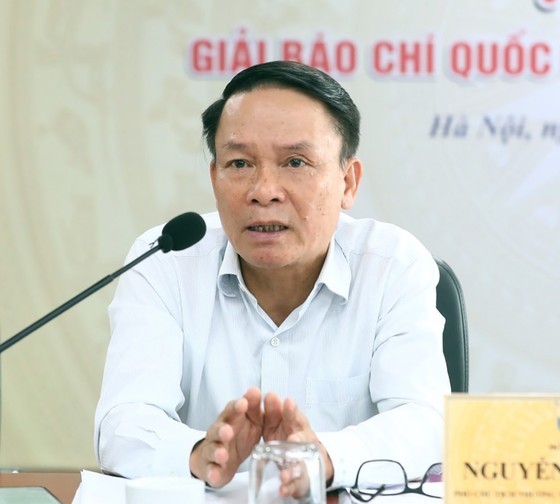 Journalist Nguyen Duc Loi gives an interview