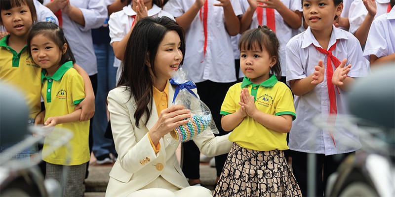 Shinhan Bank gives scholarships, bicycles to underprivileged students at the SOS Children Village during its “Bike Run” event in Hanoi on June 22 in the presence of the First Lady of the Republic of Korea, Kim Keon Hee. — Photo courtesy of the bank