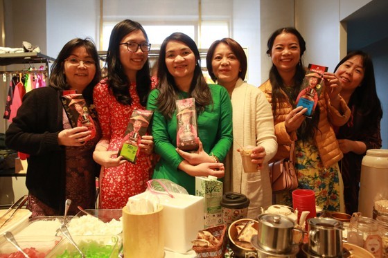 Ms. Nguyen Chung Thuy (Center, blue ao dai)