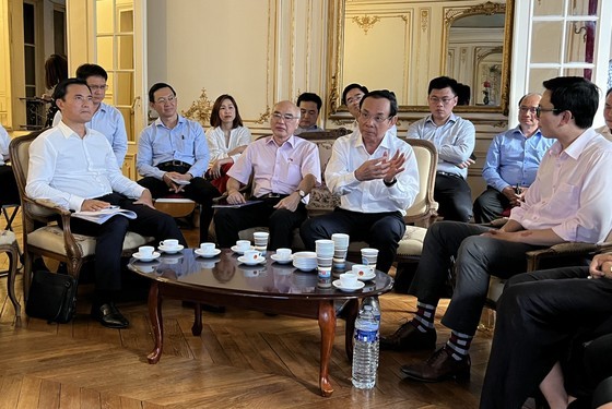 Mr. Nen talks with members of the Association of Vietnamese Scientists and Experts (Photo: SGGP)