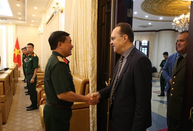 Deputy Defense Minister Hoang Xuan Chien(left) had talks with Russian Ambassador to Vietnam Gennady Stepanovich Bezdetko on Monday in Hanoi. — VNA/VNS Photo