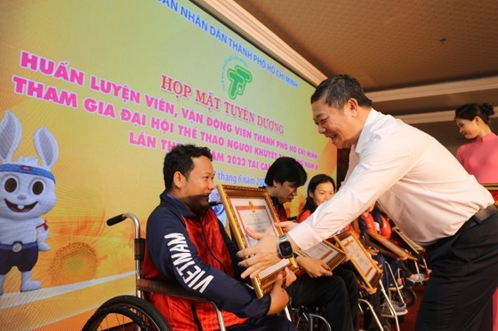 Vice Chairman Duong Anh Duc presents certificates of merit to athletes