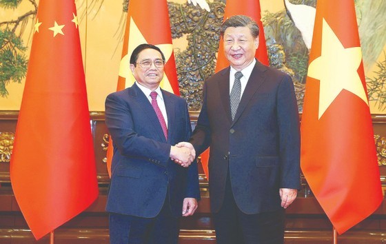 Prime Minister Pham Minh Chinh (L) and Party General Secretary and President of China Xi Jinping. (Photo: VNA)
