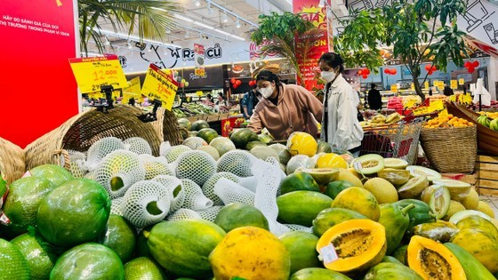 Fruits are displayed in a supermarket in Go Vap District (Photo: SGGP) Fruits are displayed in a supermarket in Go Vap District (Photo: SGGP)