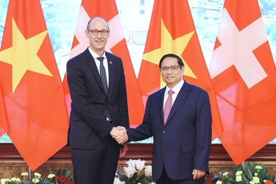 President of the National Council of Switzerland Martin Candinas (L) meets Prime Minister Pham Minh Chinh yesterday afternoon (Photo: SGGP)