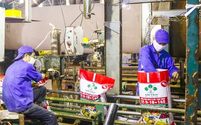 Workers on a production line of Lam Thao Fertilizers and Chemicals JSC. —Photo phutho.gov.vn