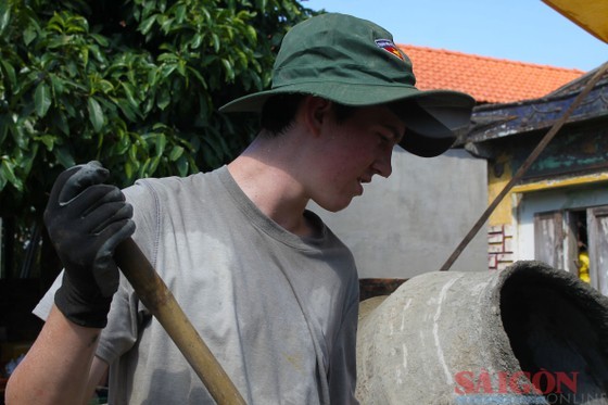 Student Jeremy Worth says this is the first time he has done volunteer work in Vietnam (Photo: SGGP)
