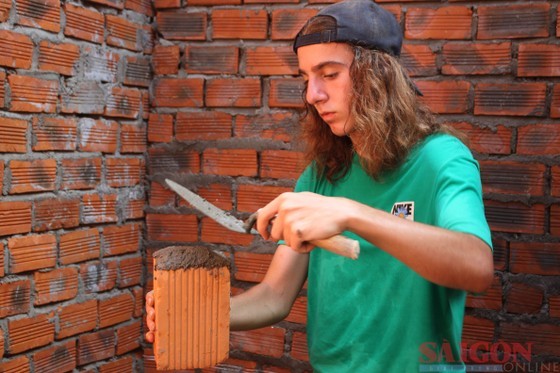 American students are very interested in learning more about how to build houses in Vietnam (Photo: SGGP)