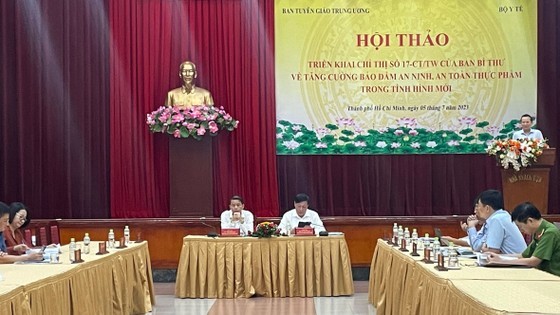 Deputy Head of the Central Propaganda and Education Board Vu Thanh Mai and Permanent Deputy Minister of Health Do Xuan Tuyen preside the workshop