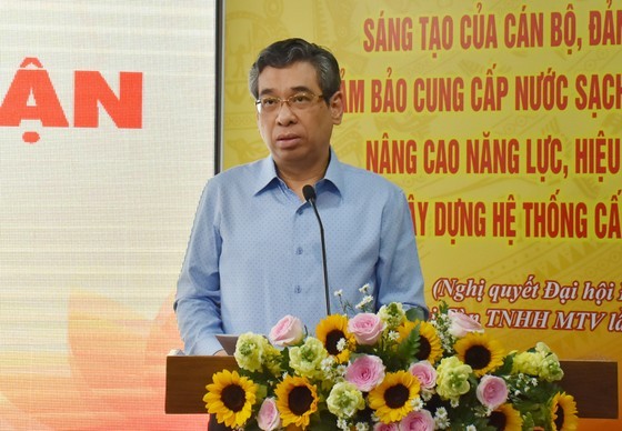 Head of the Organization Commission of the HCMC Party Committee Nguyen Phuoc Loc speaks at the conference