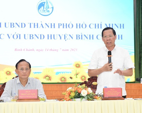 Chairman Mai makes his statement at a working session with the People's Committee of Binh Chanh district