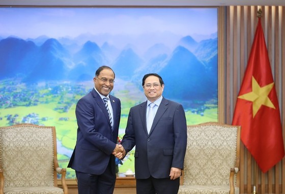 Prime Minister Pham Minh Chinh (R) and Malaysian Minister of Foreign Affairs Senator Zambry Abdul Kadir (Photo: VGP)