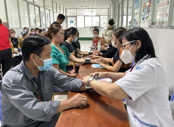 Over 1,000 workers receive medical checkups at the festival Over 1,000 workers receive medical checkups at the festival