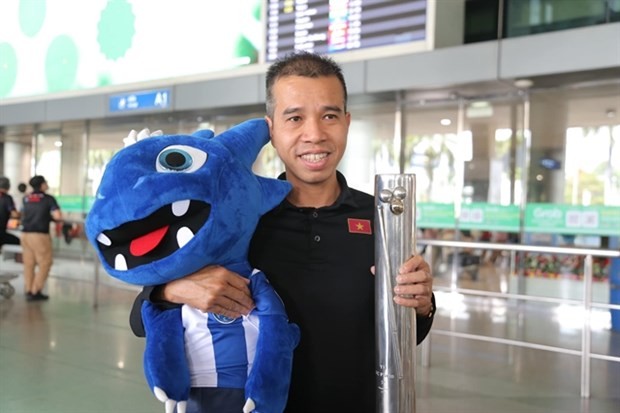 Tran Quyet Chien holds the trophy of the Three-Cushion Carom Billiards World Cup 2023. (Photo courtesy of Tran Quyet Chien)