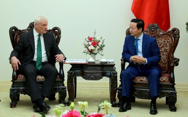 Deputy Prime Minister Tran Hong Ha (R) and UK Minister of State for Energy Security and Net Zero Graham Stuart at their meeting in Hanoi on July 31 (Photo: VNA)