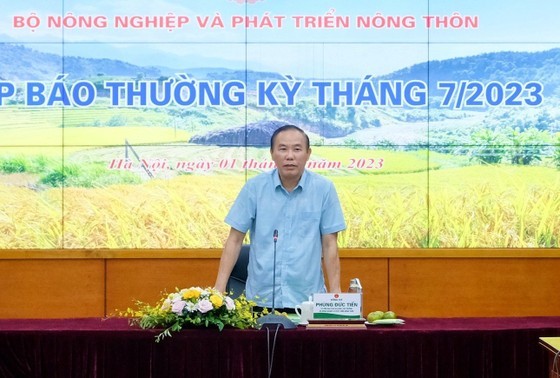 Deputy Minister of Agriculture and Rural Development Phung Duc Tien chairs the conference