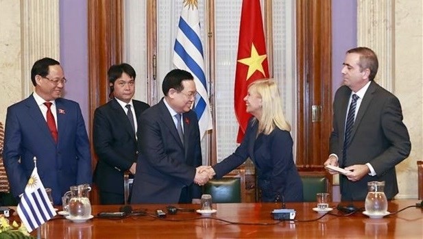 National Assembly Chairman Vuong Dinh Hue and Speaker of the Senate and Vice President of Uruguay Beatriz Argimon sign cooperation agreement between the two parliaments in April 2023 (Photo: VNA)