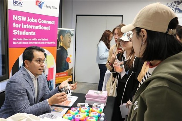 Students meet with representative of a business at the career fair. (Photo: VNA)