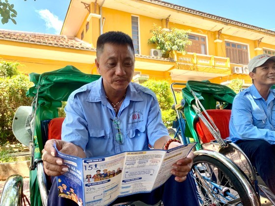 Motorcycle taxi drivers want to participate in social insurance to have pensions ảnh 1