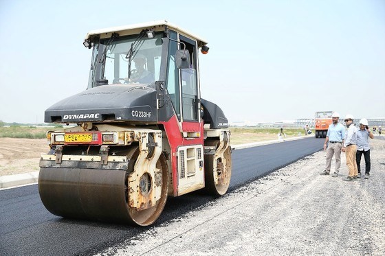 Dow Chemical Vietnam LLC also reported that it has completed a project to pave 1.4km of road in DEEP C Industrial Park in Hai Phong city with recycled asphalt made of more than 6.5 tons of soft plastic packages. (Photo: sggp.org.vn)