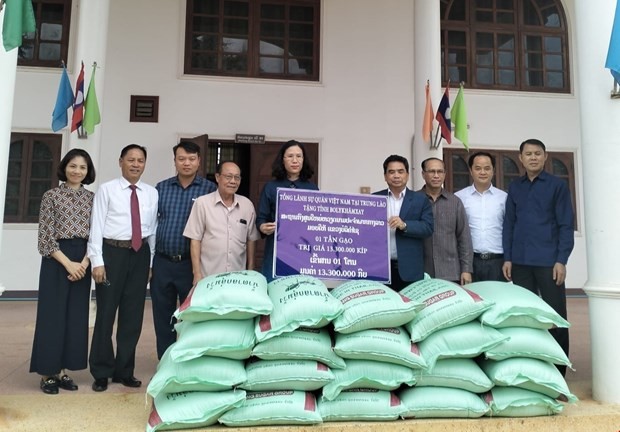 Officials from the Vietnamese Consulate General in Savannakhet gift rice to Laos' Bolikhamxay province. (Photo: VNA)
