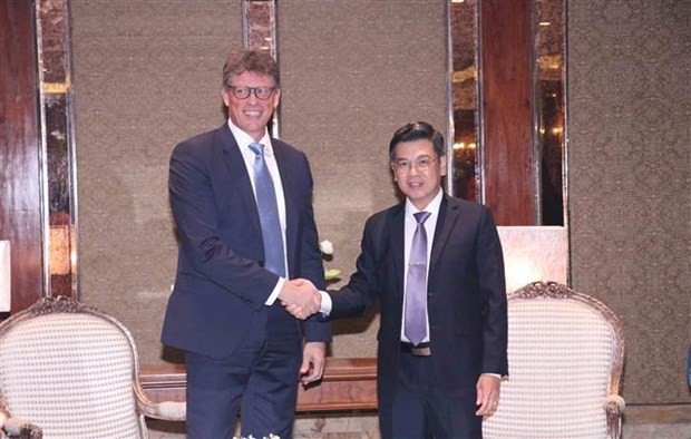 Vice Chairman of Ho Chi Minh City People’s Council Nguyen Van Dung shakes hands with member of the Managing Board of Siemens AG and CEO Smart Infrastructure Matthias Rebellius