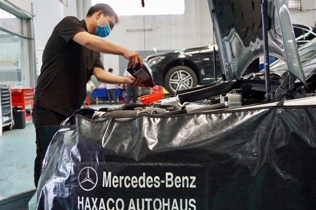 A Haxaco technician carries out maintenance for a car engine. The automobile market showed signs of recovery recently as the Government issued Decree 41/2023/ND-CP, reducing the registration fee by 50 percent in the last 6 months of 2023 for domestically manufactured and assembled cars (Photo haxaco.com.vn)