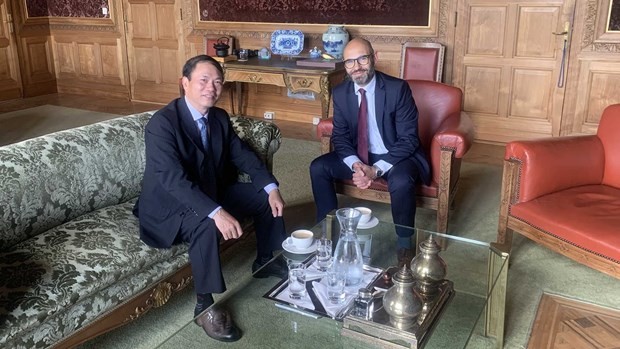 Secretary-General of the Permanent Court of Arbitration (PCA) in The Hague Marcin Czepelak (R) receives Vietnamese Ambassador to the Netherlands Pham Viet Anh (Photo: VNA)
