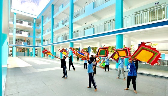 Ngo Quyen Secondary School was newly built with one basement, and four floors comprising 37 classrooms and functional rooms with a total investment of over VND80 billion.