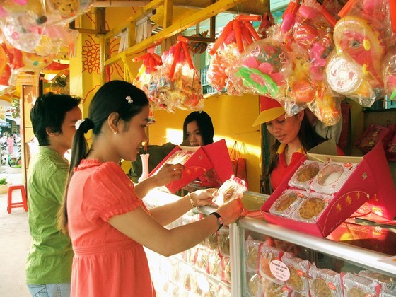 Kiosks with a variety of mooncakes are set up along streets.