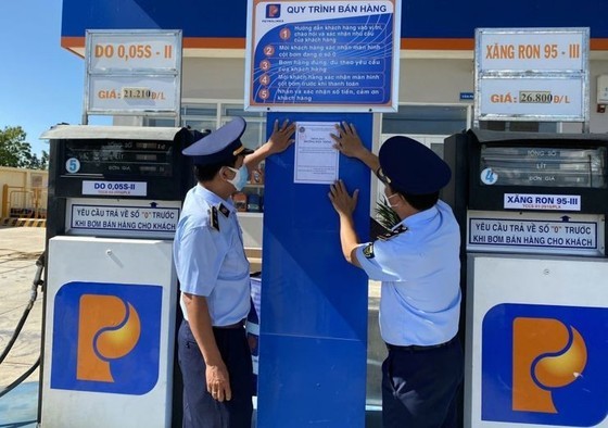 Inspectors from the Vietnam Directorate of Market Surveillance will pay unexpected checks to stores to prevent hoarding of gasoline (Photo: SGGP)
