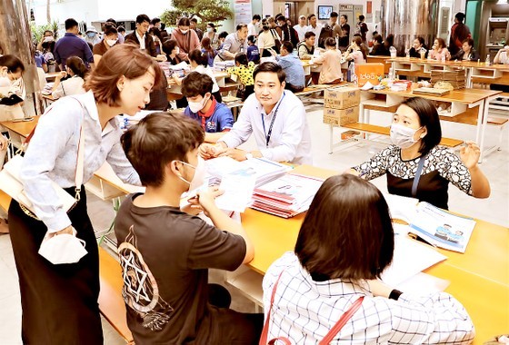 The staff of Ho Chi Minh City University of Industry guides candidates to complete admission procedures