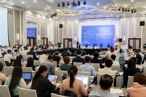 A workshop seeking measures to increase the attractiveness of the market is held by Nha dau tu (Investors) magazine. (Photo: VNA)