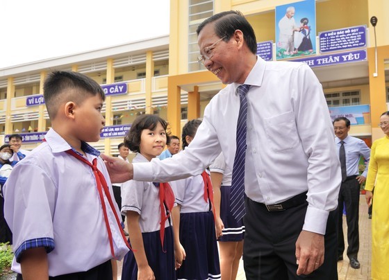 Chairman Phan Van Mai encourages students to study well. (Photo: SGGP)