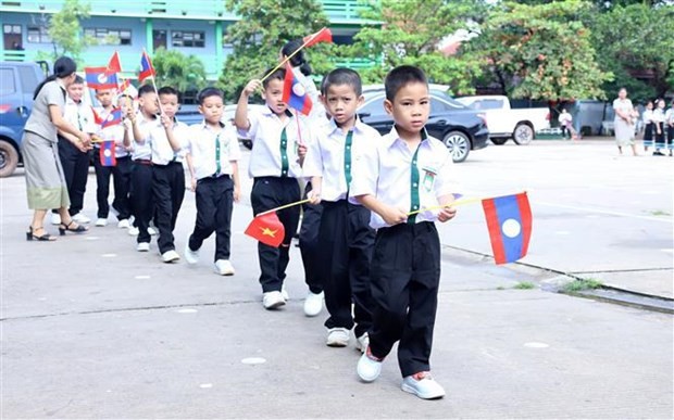 Teachers of the Nguyen Du Lao-Vietnamese bilingual language school welcomed first grade students at a ceremony held on September 6. (Photo: VNA)