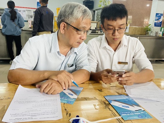 The staff of the social insurance agency helps a pensioner install the app.