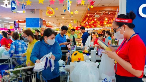 Consumers buy goods in a supermarket.