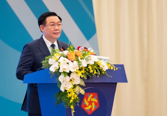 National Assembly Chairman Vuong Dinh Hue speaks at the conference.