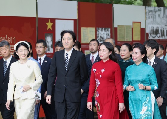Vice President Vo Thi Anh Xuan and Japanese Crown Prince Akishino, Princess Kiko and delegates walk in the relic site. (Photo: SGGP)