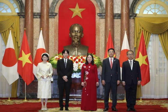 Vice President Vo Thi Anh Xuan with Crown Prince Akishino, Princess Kiko and delegates at the Presidential Palace (Photo: SGGP)