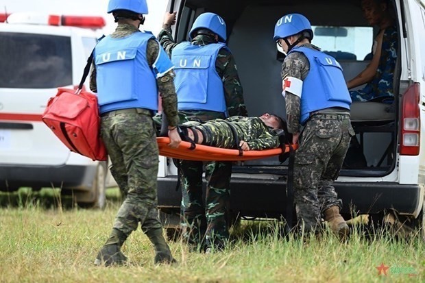 Military medical workers practice resuscitating injured engineers while performing the task of clearing bombs, mines and explosives at refugee camps. (Photo: qdnd.vn)