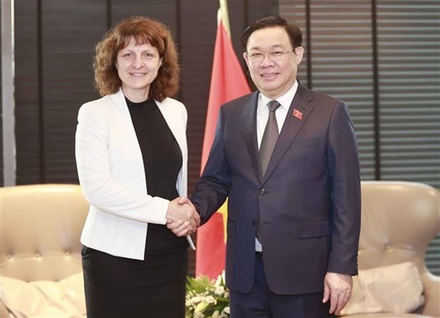 Chairman of the Vietnamese National Assembly (NA) Vuong Dinh Hue (R) and Managing Director in Bulgaria headquarters of Denmark’s DSV Group Krasimira Vandeva. (Photo: VNA)