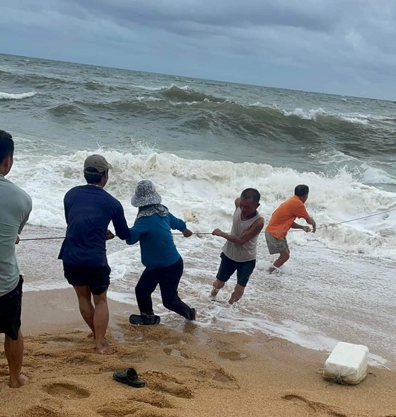Local people rescue fishermen
