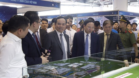 Deputy Prime Minister Tran Luu Quang and leaders of ministries, agencies and localities visit booths, Deputy Prime Minister Tran Luu Quang and leaders of ministries, agencies and localities visit booths,