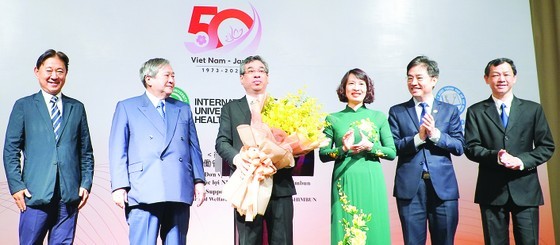 Deputy Secretary of the HCMC Party Committee Nguyen Phuoc Loc and other delegates at the event