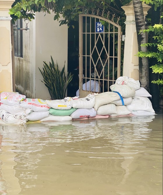Local inhabitants in Can Tho City place sandbags as a barrier to divert moving water around, instead of through their houses.