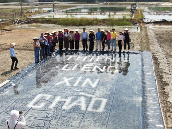 Tourists at a salt field in Thieng Lieng
